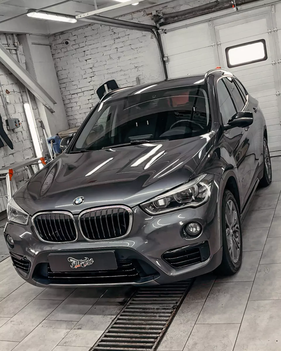 Химчистка салона BMW X1, мойка и консервация подкапотного пространства, полировка и защита фар